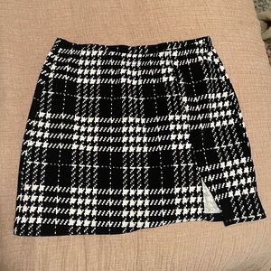 Like New Black & White Mini Skirt - Size XL